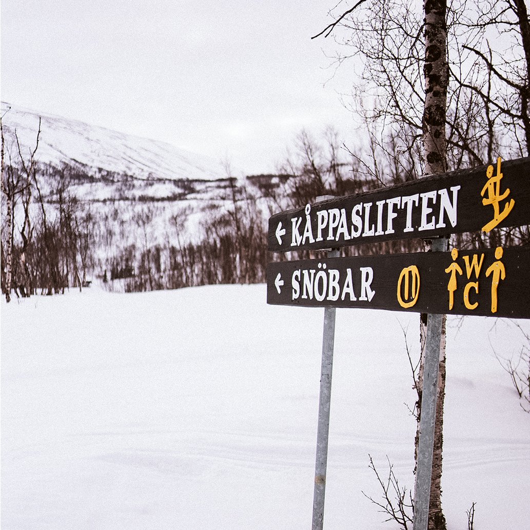 tr&auml;skyltar som visar v&auml;gen till K&aring;ppasliften och Sn&ouml;baren