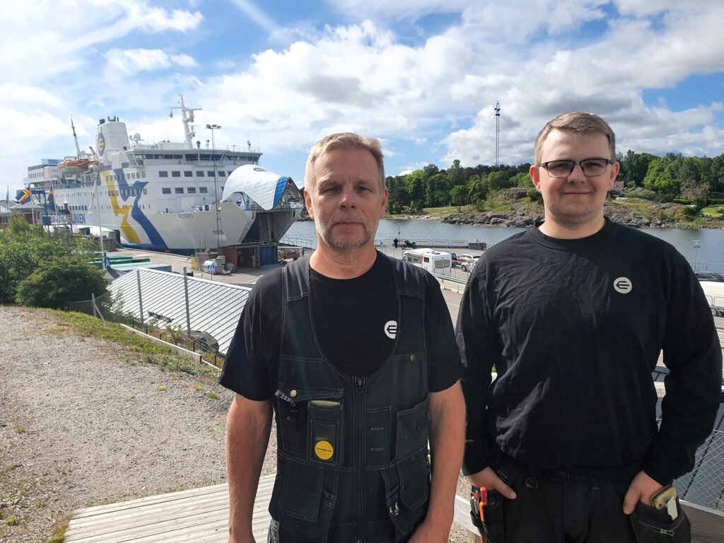 Far och son, Rainer och Viktor Eriksson, trivs med att arbeta ihop. Rainer som inredningsreparatör och Viktor som maskinreparatör på Eckerö Linjen.