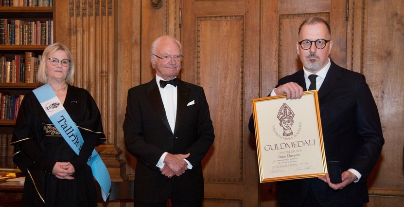 Sissela Kyle, tallrik nr 6, samt Hans Majestät Konungen, tallrik nr 17 i Gastronomiska Akademien, med årets guldmedaljör Stefan Ekengren. Foto: Thomas Svensson