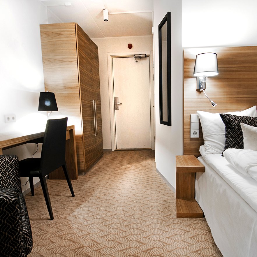 enkelrum p&aring; Hotell Fj&auml;llet som visar hallen och arbetsytan