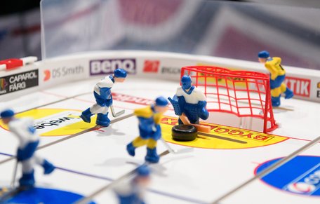 Bordshockeyspelare, Sverige mot Finland.