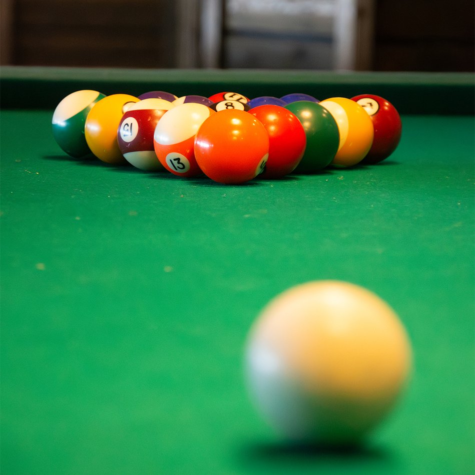 upplagd 8-ball p&aring; biljardbordet