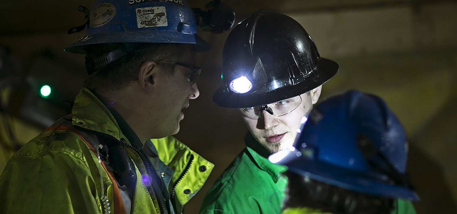Машинист Cameco Даллас Тейлор (справа) — работник уранового рудника уже в третьем поколении.
