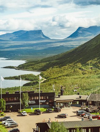utsikt &ouml;ver Hotell Fj&auml;llet, Lapporten och Nuolja en h&ouml;gsommardag