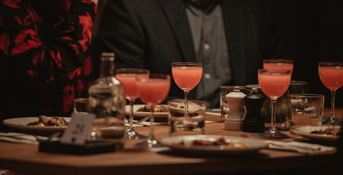 Cocktails och mat p&aring; ett middagsbord i restaurang Southside