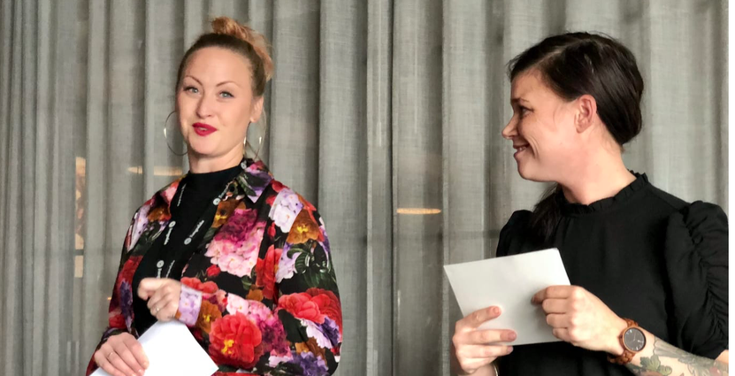 Ida Ström och Elvira Lindqvist från Stellas arbetsgrupp presenterar årets nominerade. Foto: Anna Lind Lewin