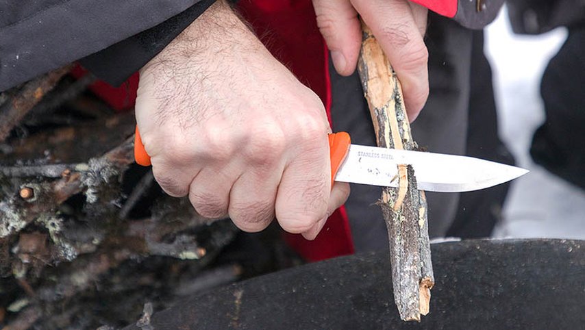 Hitta ved till elden på samisk överlevnadstur med Scandinavian Photoadventures