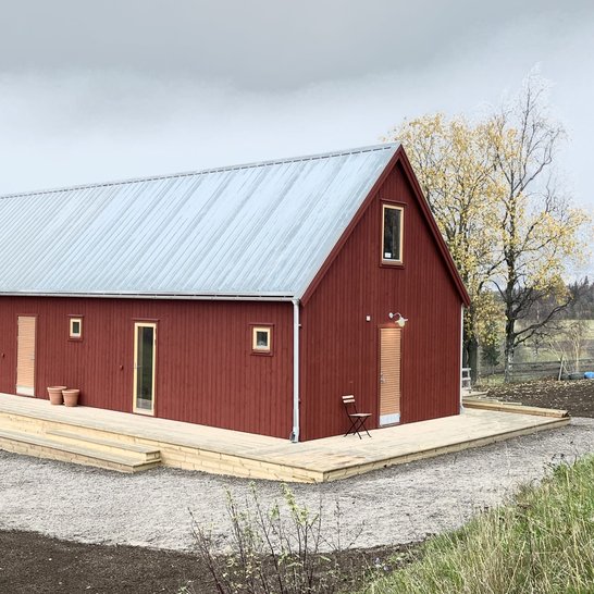 Stilren byggnad i ladhusstil