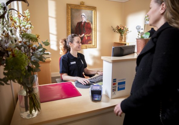 Receptionist tar emot i receptionen