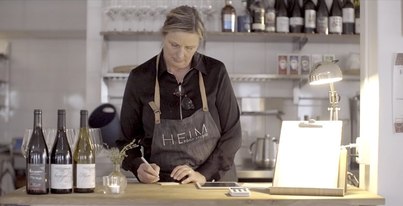 Framtidens hållbara och kreativa gastronomin är i fokus på HEIM Food Studio i Östersund. När Fia Gulliksson inredde sitt drömprojekt gjorde hon det tillsammans med IKEA. ”Vi delar Fias visioner om hållbarhet och utgick från de tomma lokalerna både ur ett funktionellt perspektiv men också utifrån stil och känsla”, berättar Frida Dolk, kommunikations- och inredningschef på IKEA i Sundsvall. 