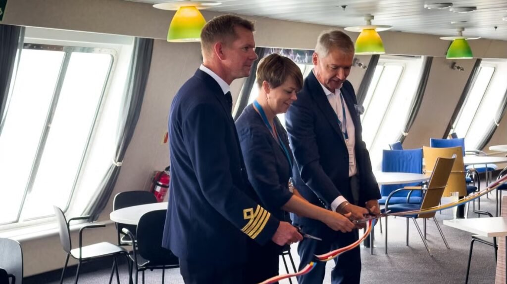 Finnlines inviger nya polenlinjen officiellt i Malmö 28 maj 2024. På bild fr v esper Axelsson, M/S Finnfellows befälhavare, Katrin Stjernfeldt Jammeh, kommunstyrelsens ordförande i Malmö stad och Tom Pippingsköld, Finnlines VD. Foto: Finnlines Plc