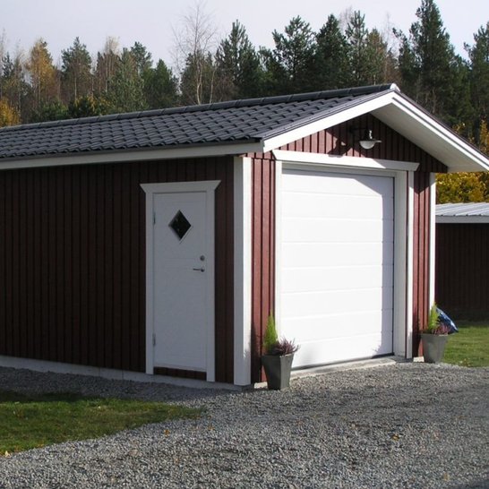 Garage med en slät vit port