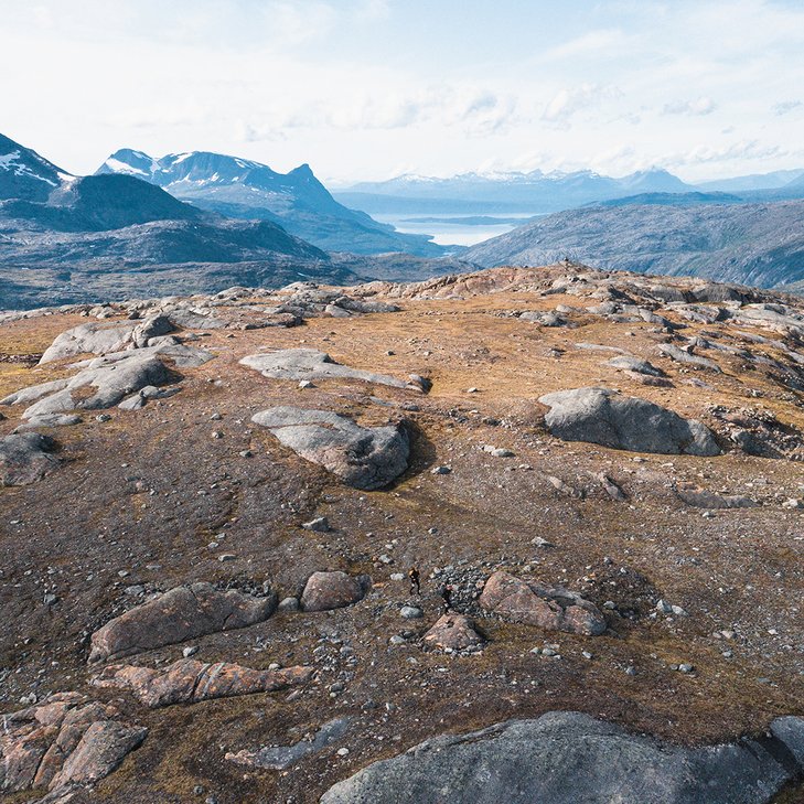 kalfj&auml;ll under h&ouml;sten med sn&ouml;t&auml;ckta fj&auml;lltoppar i fj&auml;rran