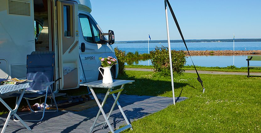 Under sommarsäsongen sker mer än 45 procent av alla kommersiella övernattningar i Sverige på campingplatser, som Grännastrandens Camping. Foto: Anna Hult