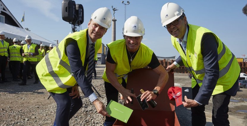 Peter Danielsson, Petter Stordalen och Magnus Skiöld firade byggstarten med att fylla en tidskapsel med ting från 2017. Den ska gjutas in i hotell- och kongressanläggningen Clarion Hotel SeaU Helsingborg. 