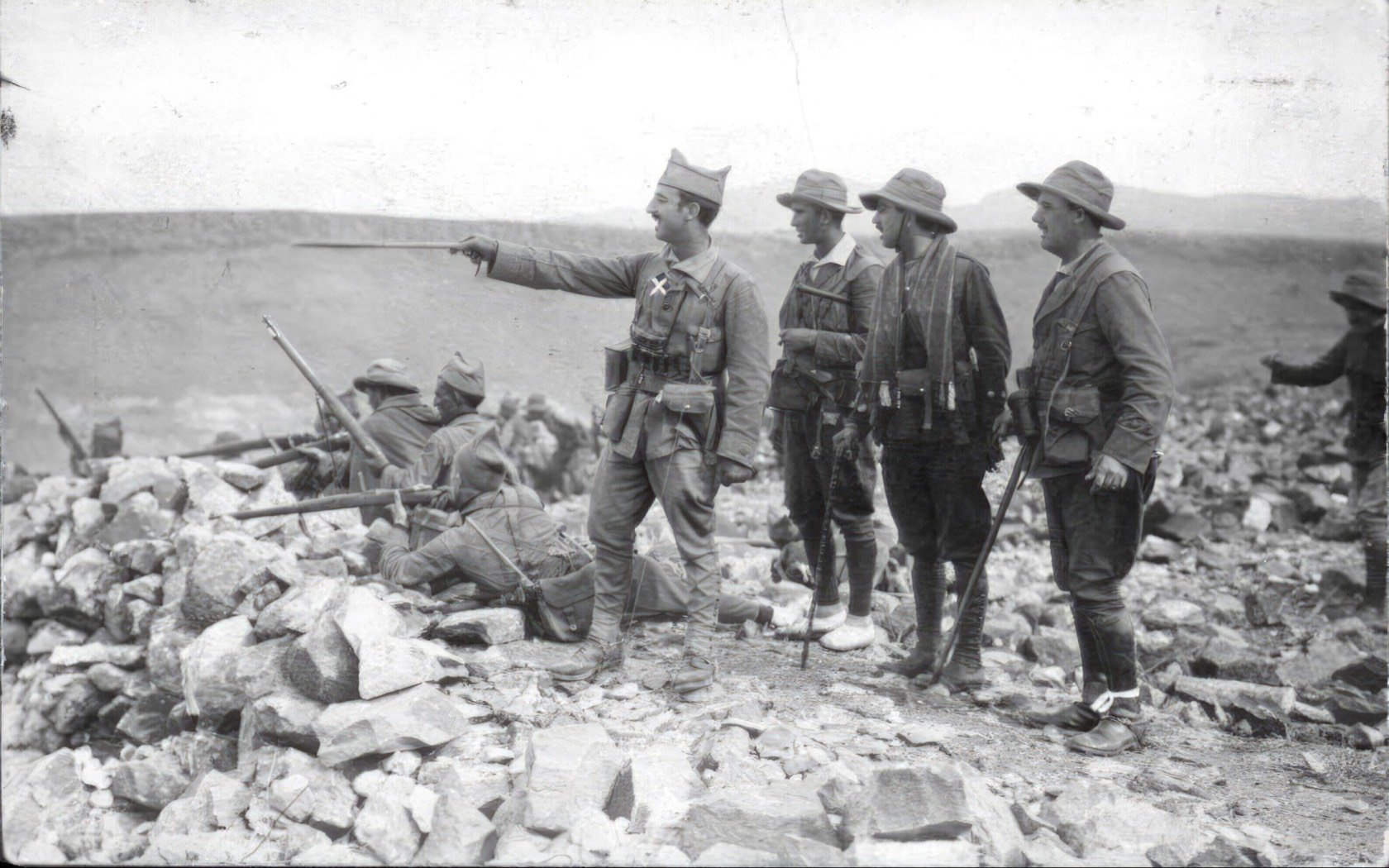 Commander Franco, head of the third of Volunteers, giving orders to his Captains for the assault on Ras Medua, 11/20/1921. Credit: Album/ Archivo ABC