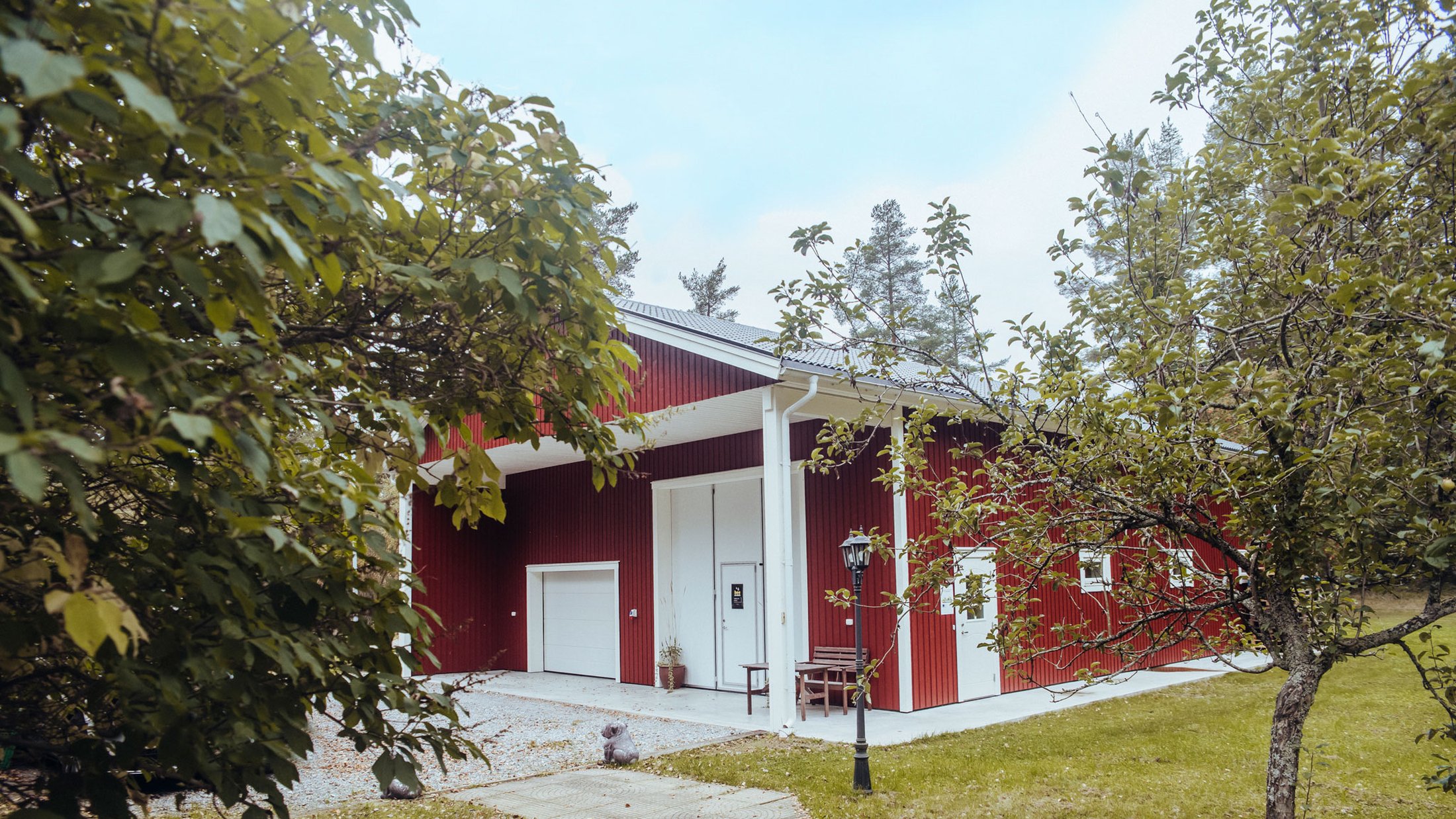 Maskinhall med extra takutsprång