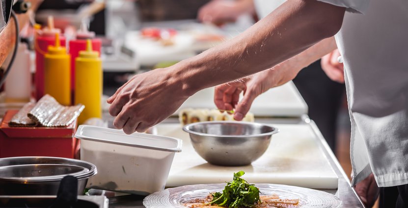 Inom hotell och restaurang var 27 procent av alla arbetslösa som anställdes under perioden 2011–2015 födda i Afrika eller Asien. Foto: Colourbox