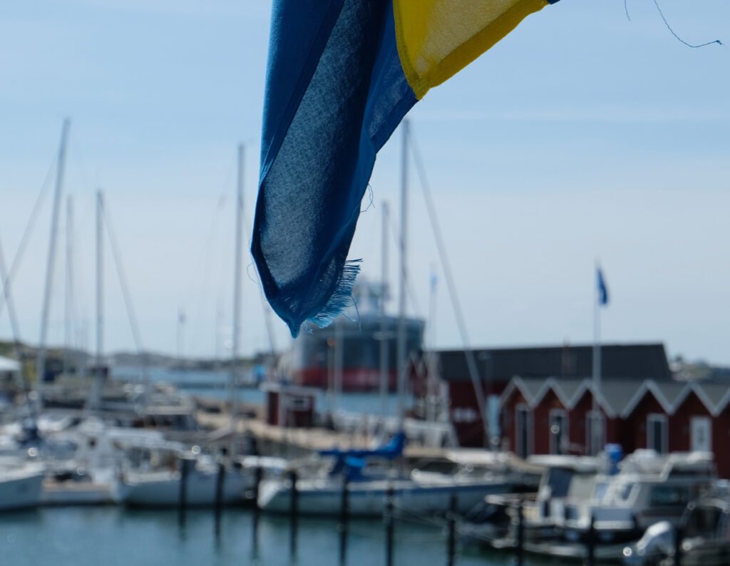 Svensk flagga trasig fransig Donsö solsken sommar.