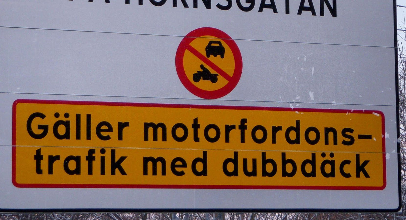 Dubbdäcksförbud infördes på Hornsgatan i Stockholm för att minska utsläppen av partiklar längs gatan. By Holger.Ellgaard (Own work) [CC BY-SA 3.0 (http://creativecommons.org/licenses/by-sa/3.0)], via Wikimedia Commons