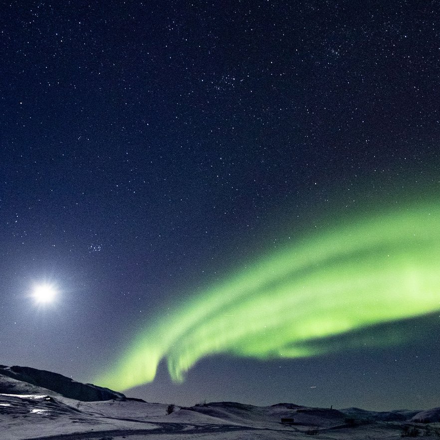 norrskenet och fullm&aring;nen i symbios en stj&auml;rnklar natt
