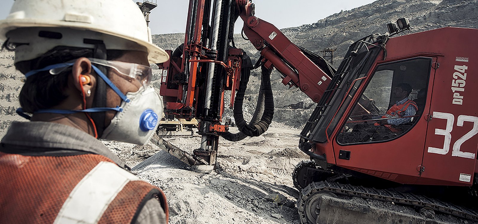 一台山特维克DP1524钻机每月钻进18,000多米。