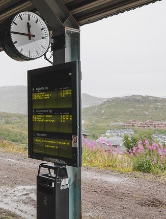 t&aring;gskylt med avg&aring;ngstider p&aring; Riksgr&auml;nsen station
