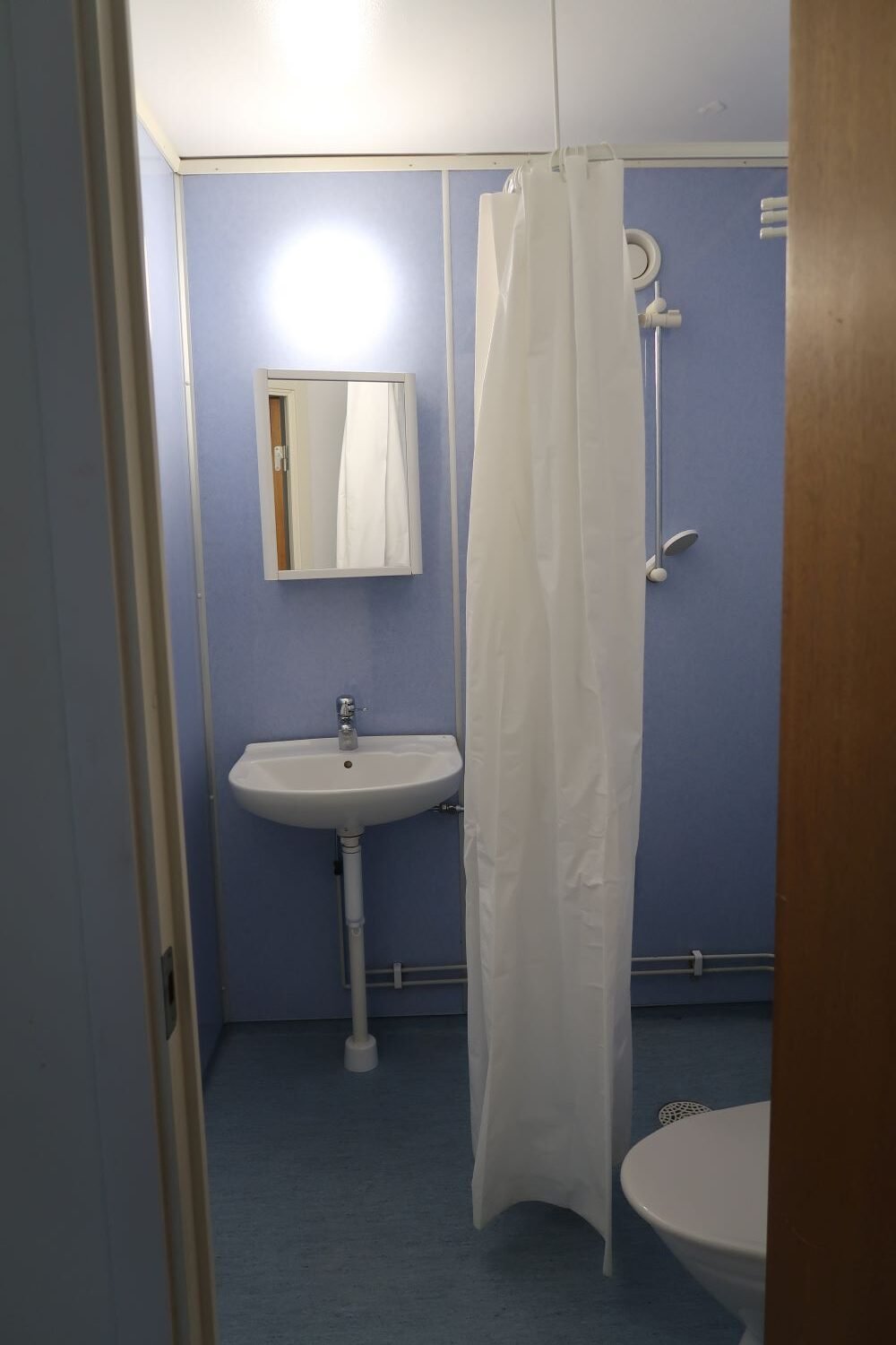 Bathroom with sink, wc and shower.