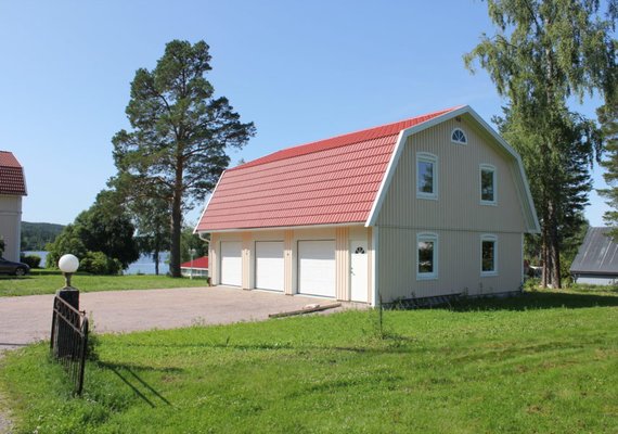Large lofted barn style triple port with padestrian entrance and large windows