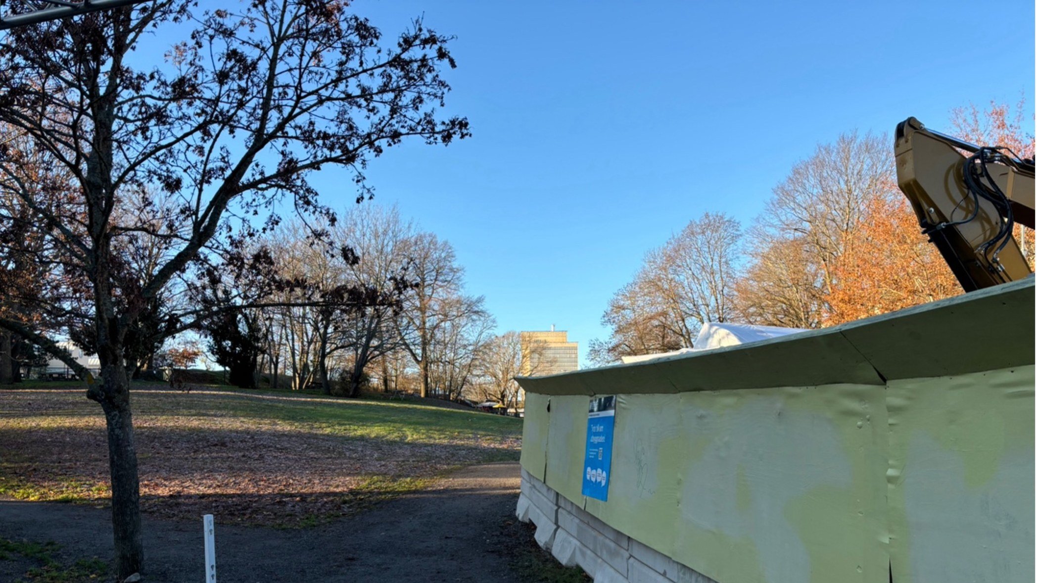 Stora Blecktornsparken på Södermalm i Stockholm. Till höger planket kring det pågående bygget av en tunnelbanestation. Till vänster syns parkens kullar, där mina barn lekte och åkte kälke i början av årtusendet. Bortom plankets ände skymtar Folksamhuset, som ritades av arkitekterna Yngve Tegnér och Nils Einar Eriksson och stod färdigt 1960. Var vi än rör oss påminner och lär oss den materiella världen vi ser om historien. Det är fröet till arkeologin.
