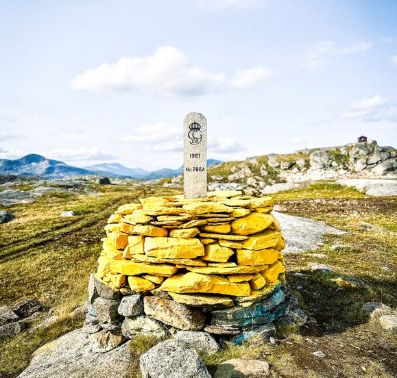 den gula gr&auml;nsstenen mellan Sverige och Norge uppe p&aring; Riksgr&auml;nsfj&auml;llet