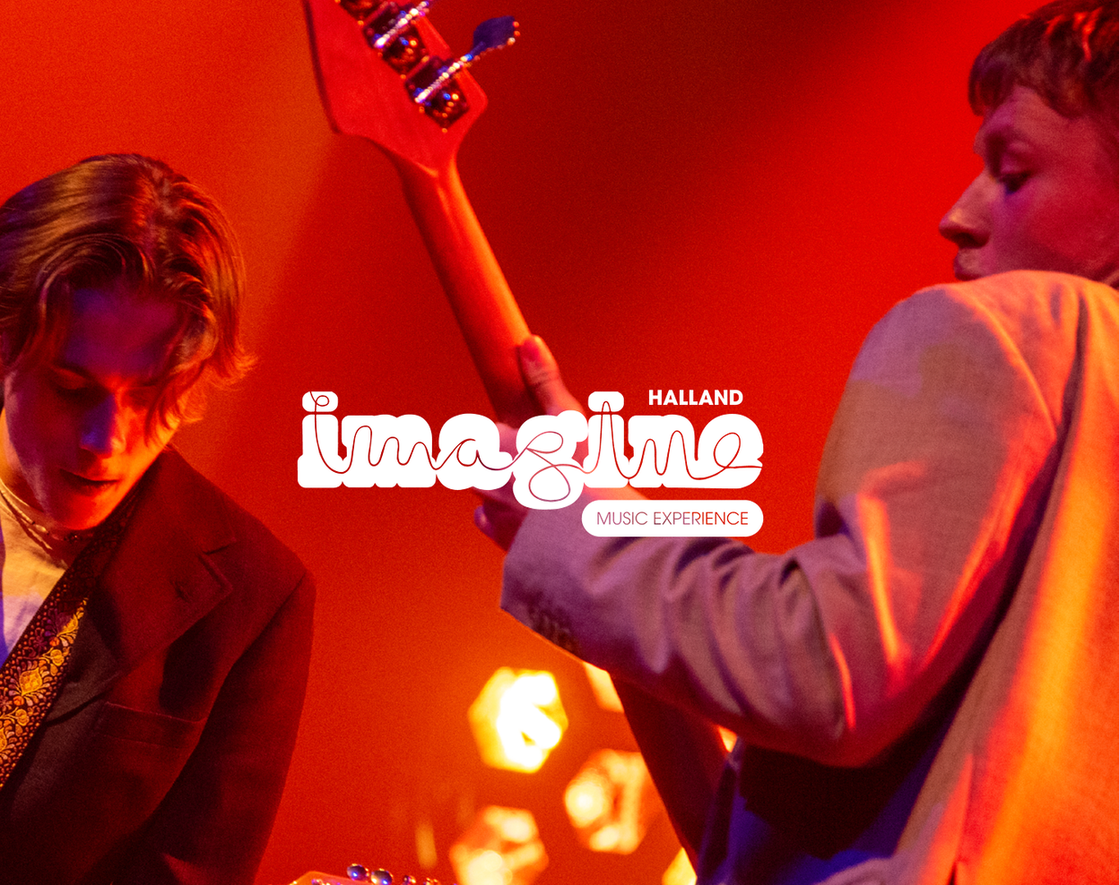 Två medlemmar i bandet Spring som spelar under regionfinalen i Imagine Halland 2025.