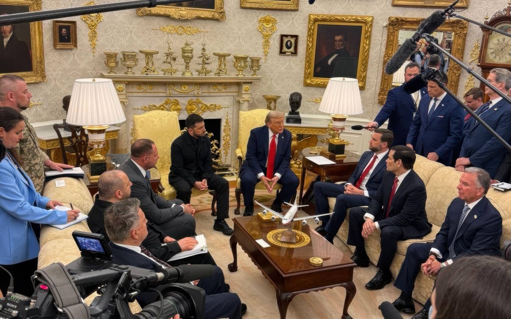 US President Donald Trump the and Ukrainian President Volodymyr Zelensky in Washington, DC.