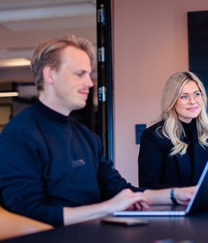 to mennesker som sitter på et kontor og jobber med historiefortelling