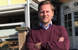 Han startade med sommarjobb som vaktmästare – idag vd