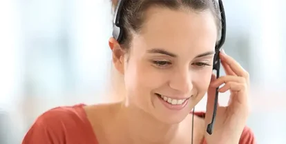 Trygg kundkontakt. Tjej på kundservice svarar i telefon.