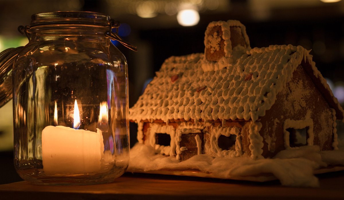 pepparkakshus med st&auml;mningsfull belysning