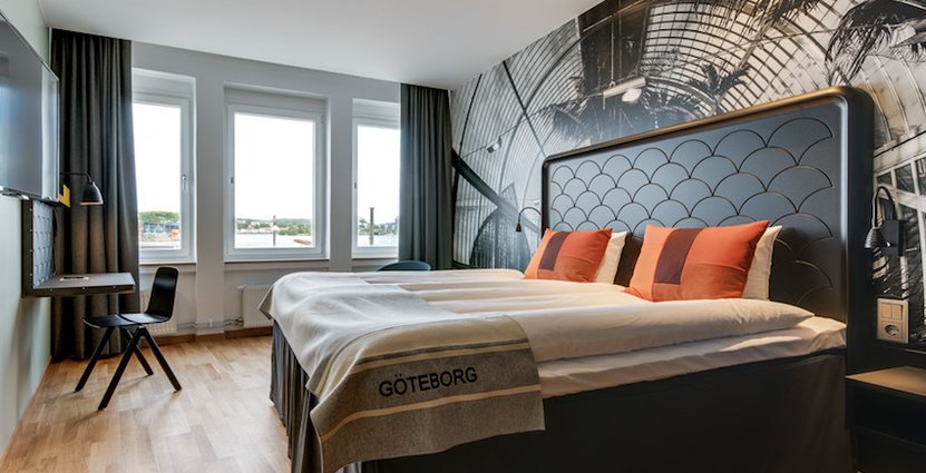 Göteborgsmotiven är ett genomgående tema på hotellet - fiskfjällsmönster på sänggaveln. 