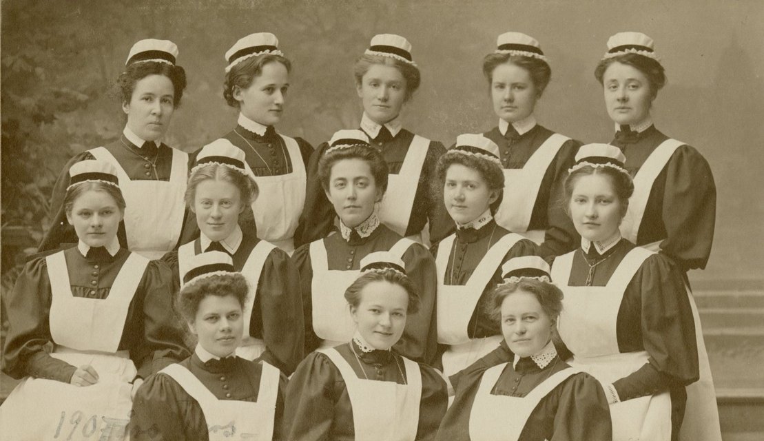 En kull sjuksköterskeelever, 1907. Fotograf: A. Wiklund, Stockholm, Gustaf Adolfs Torg 16.