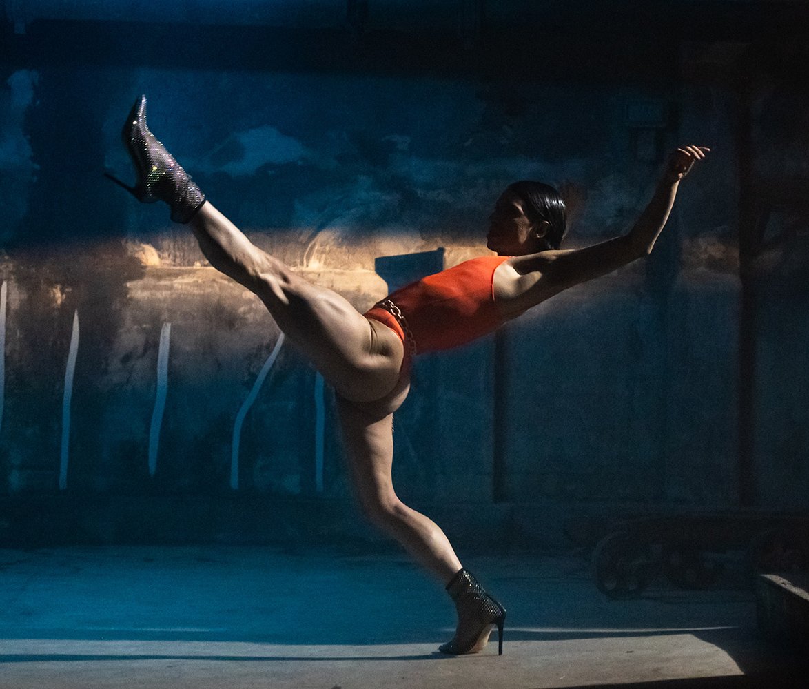 Bild på dansaren och koreografen Daniel Proietto​ med vänster ben upp i luften.