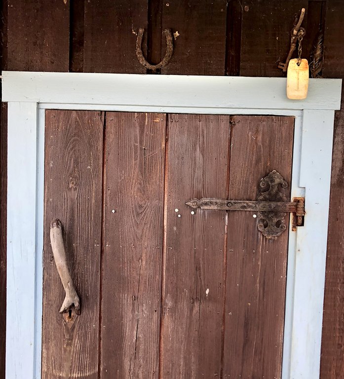 Nyckeln hänger alltid på en krok ovanför dörren.