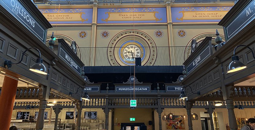 Nu syns åter de målade budskapen på Östermalmshallens väggar.  Foto: Maud Lindholm
