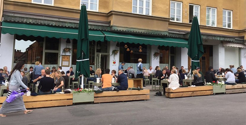 Bistro Boheme Söder får en tre gånger så stor uteservering<br />
 när Skånegatan blir sommargågata. Foto: Bistro Boheme Söder