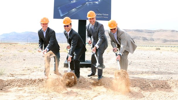 Faraday Futures logistikchef Tom Wessner, en av företagets grundare Ding Lei,öretagets produktionschef Dag Reckhorn. Foto: Bizuayehu Tesfaye/AP Images/Faraday Future