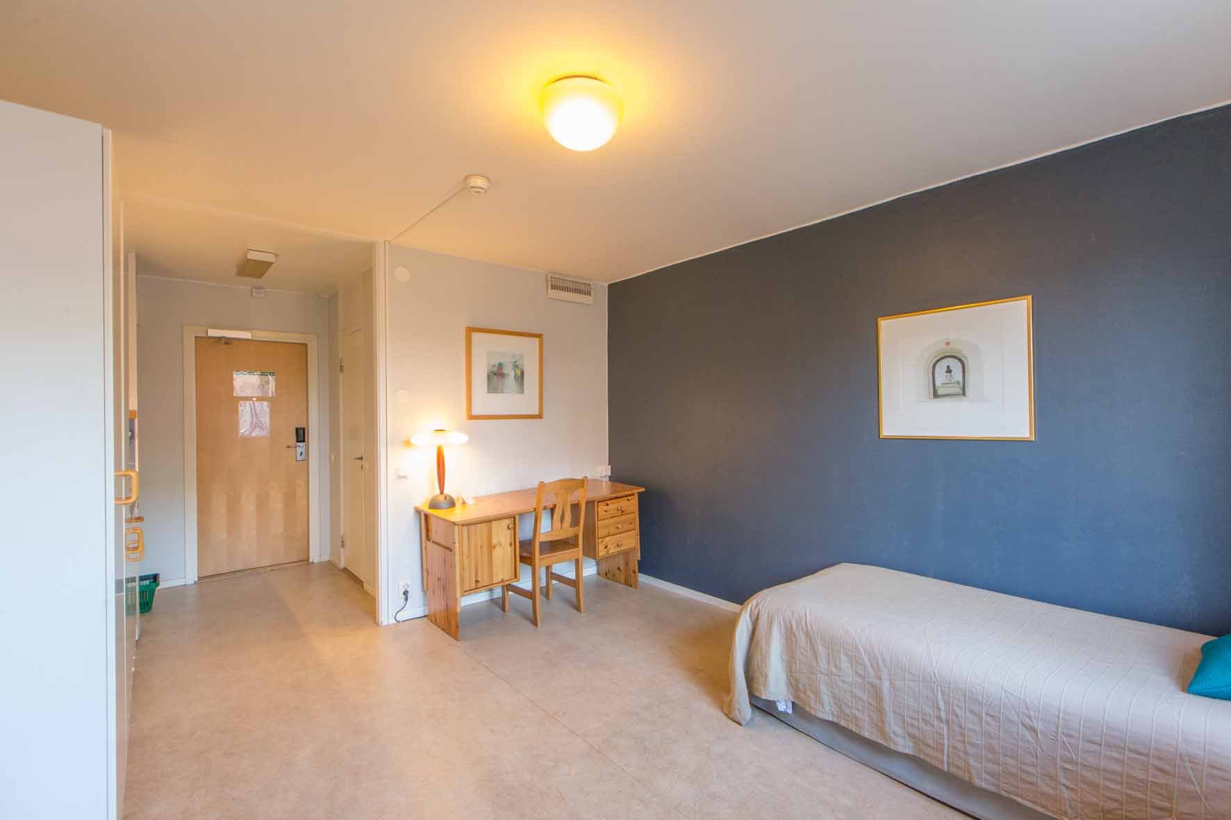 Studentroom with bed, desk and chair.