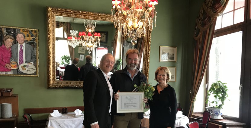 Joachim Kuylenstierna (mitten), delägare i Restaurang Tennstopet, tar emot 2017 års pris för Bästa samtalsvänliga restaurang från Matro.nu:s Lars Bergh och Lena Adelsohn Liljeroth.  Pressbild.