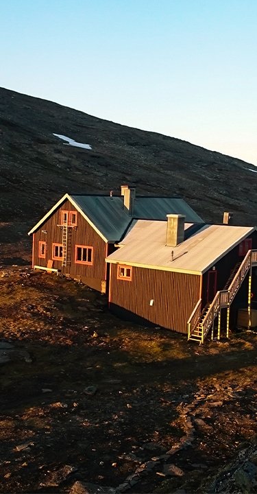 L&aring;ktatj&aring;kko fj&auml;llstation i midnattssolen