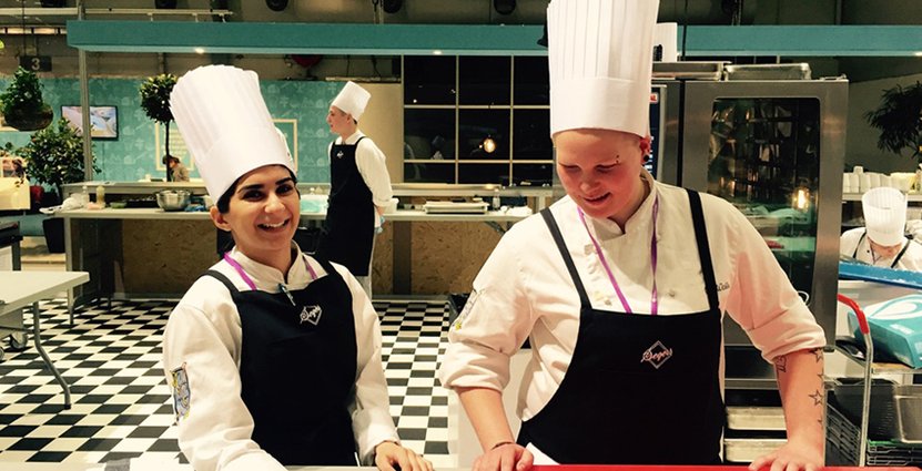 Från skolan till restaurangköket. Fanny Zendi och Vivianna Vallin kockar på Grow. 
