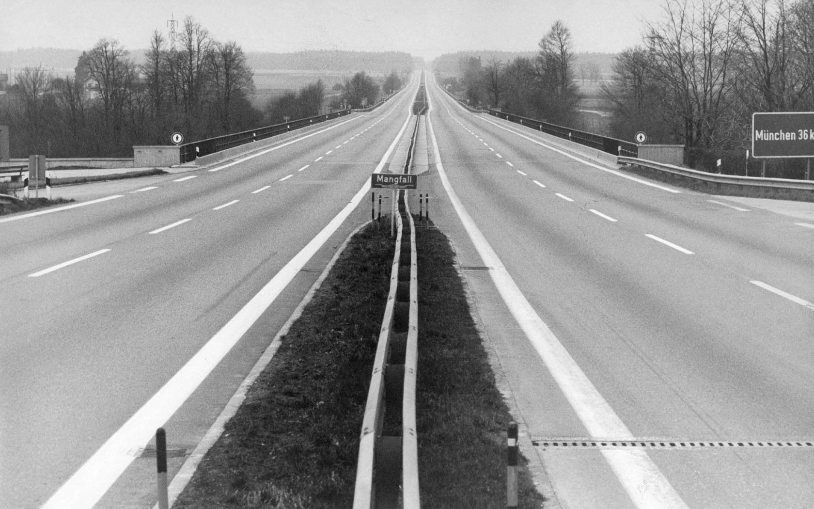 Empty highway in the direction of Munich on a car-free Sunday during the oil crisis.