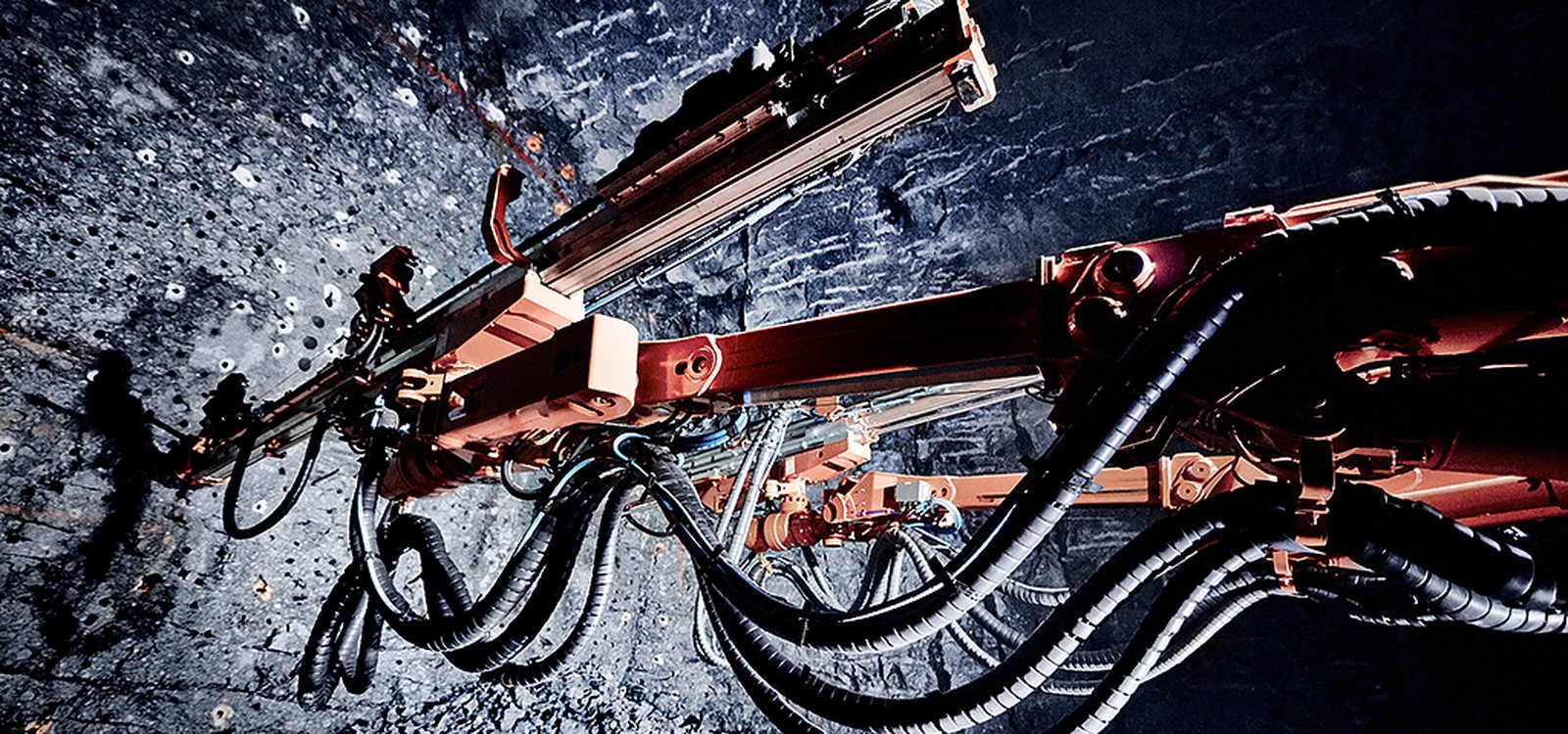 O sistema de perfuração e controle de lanças introduz, pela primeira vez, o controle de perfuração baseado em torque na frota de jumbos de mineração da Sandvik Mining. 